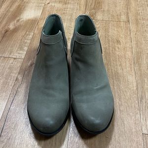 Sorel Lolla Cutout Bootie in Sage sz 9 waterproof - worn twice